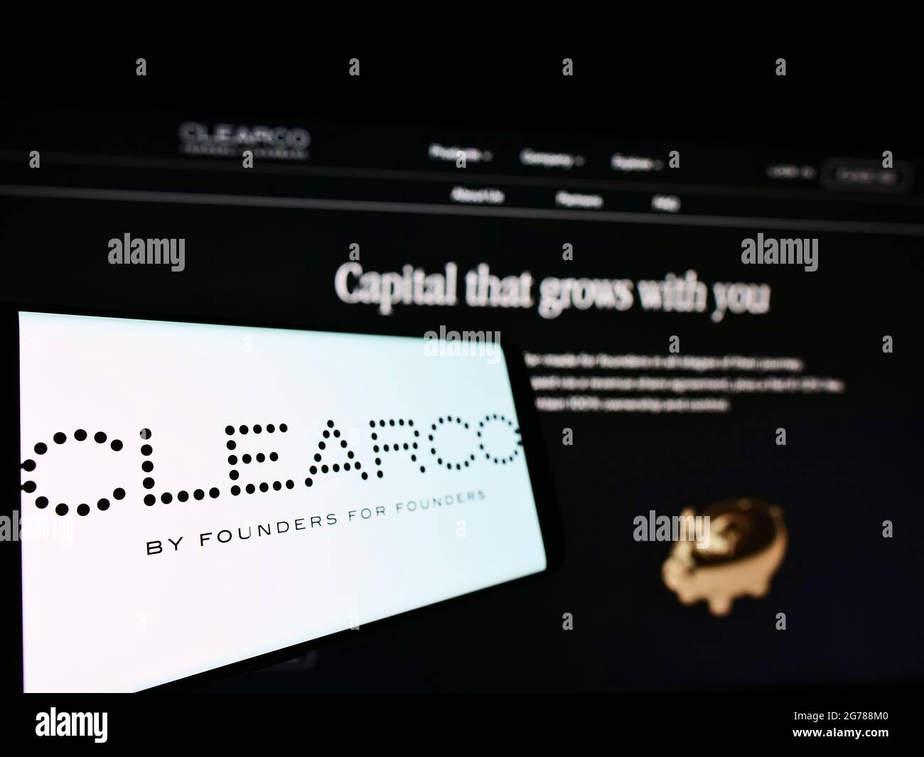 Mobiltelefon mit Logo des amerikanischen Finanzierungsprodukt-Unternehmens Clearco auf dem Bildschirm vor der Business-Website. Konzentrieren Sie sich auf die linke Seite des Telefondisplays. Stockfoto