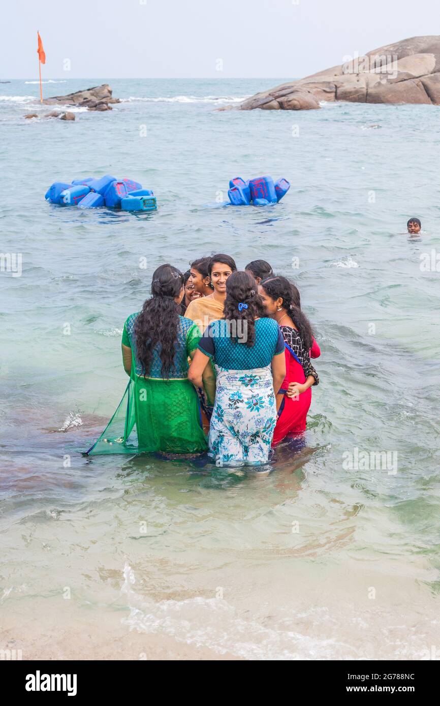 Gruppe von indischen Studenten, die Salwar Kameez tragen und voll im Ozean baden, Kanyakumari, Tamil Nadu, Indien Stockfoto