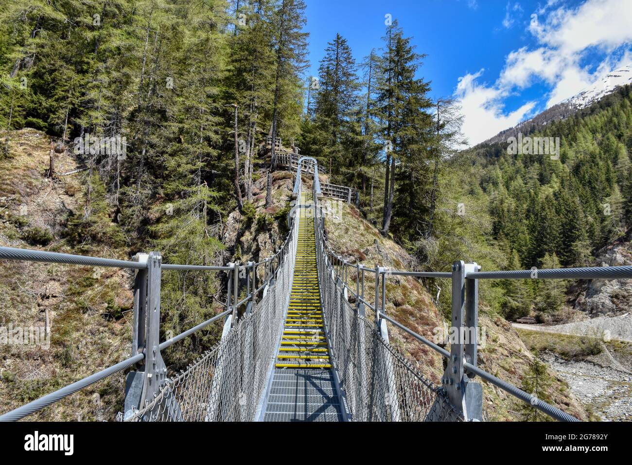 Brücke, Hängebrücke, Kals, Großglockner, Osttirol, Ködnitztal, Ködnitzbach, Spannweite, Tragseil, Schlucht, Schrauben, Stufen, wackelig, bewegen, Gelb Stockfoto