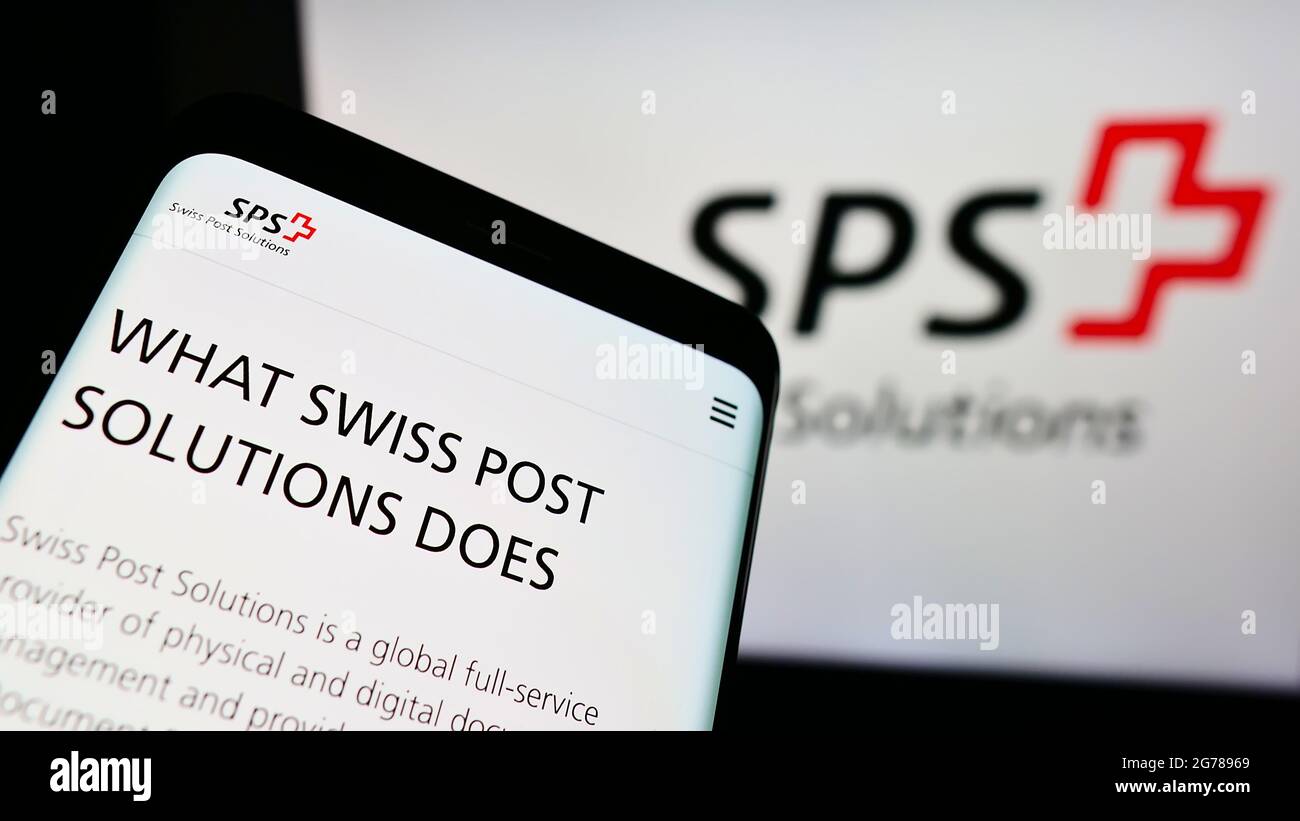 Smartphone mit Website der Dokumentenmanagementfirma Swiss Post Solutions (SPS) auf dem Bildschirm vor dem Logo. Konzentrieren Sie sich auf die obere linke Seite des Telefondisplays. Stockfoto