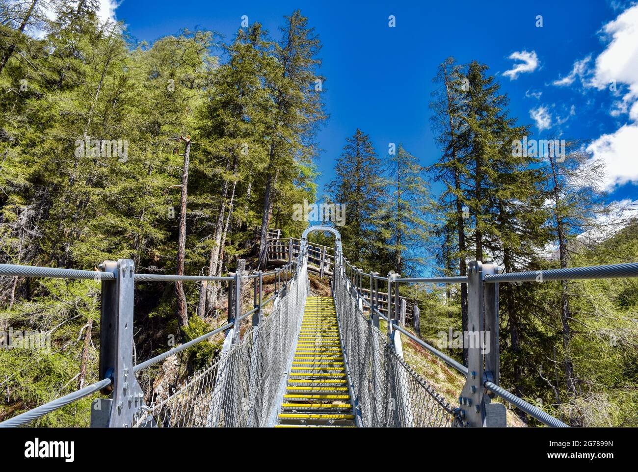 Brücke, Hängebrücke, Kals, Großglockner, Osttirol, Ködnitztal, Ködnitzbach, Spannweite, Tragseil, Schlucht, Schrauben, Stufen, wackelig, bewegen, Gelb Stockfoto