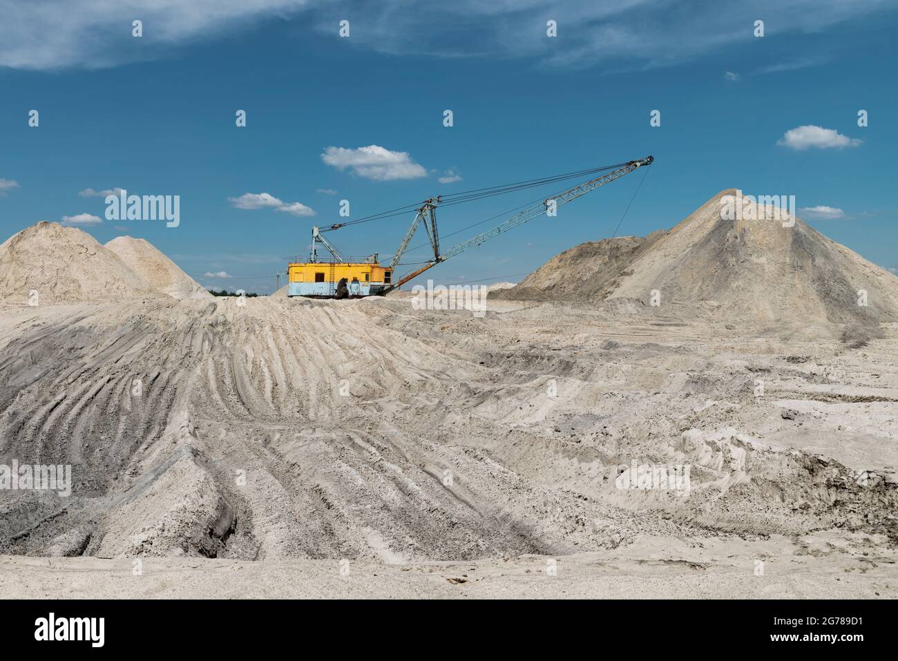 Wanderbagger im Titanerzbruch. Bergbau von Mineralien in der Ukraine Stockfoto