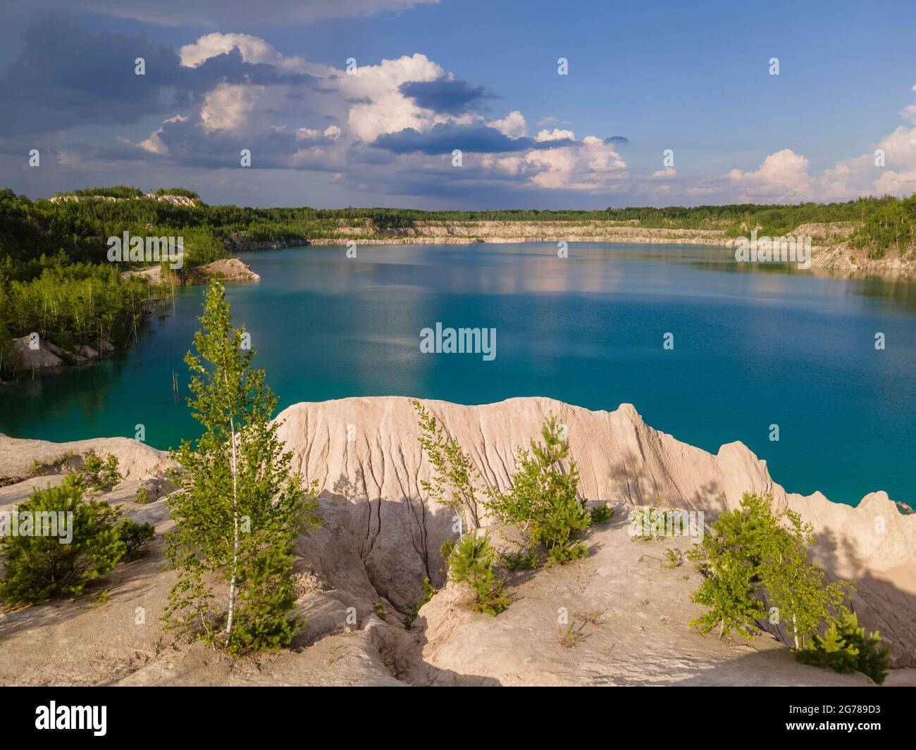 Malerischer See mit smaragdgrünem Wasser, umgeben von hohen Felsen. Verstecktes Juwel der Ukraine. Stockfoto