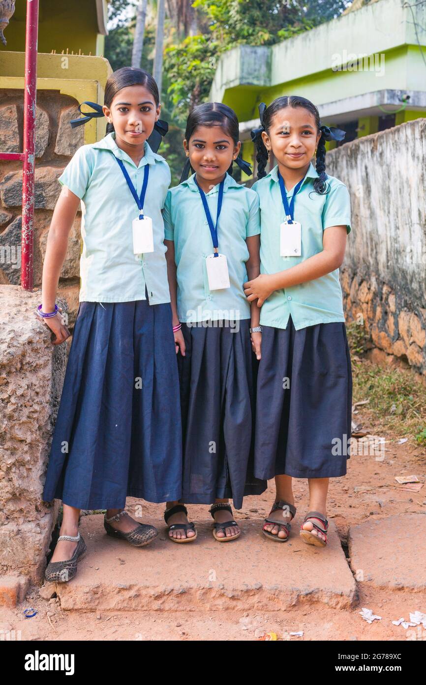 Drei hübsche junge indische Schülerinnen in Schuluniform posieren für Fotografie, Kovalam, Kerala, Indien Stockfoto