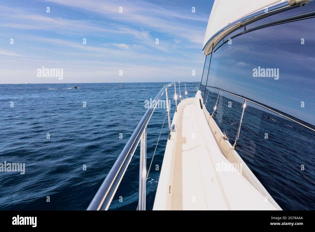 Luxus-Motoryacht im azurblauen Mittelmeer bei voller Geschwindigkeit.teure Yacht. Hochwertige Fotos Stockfoto