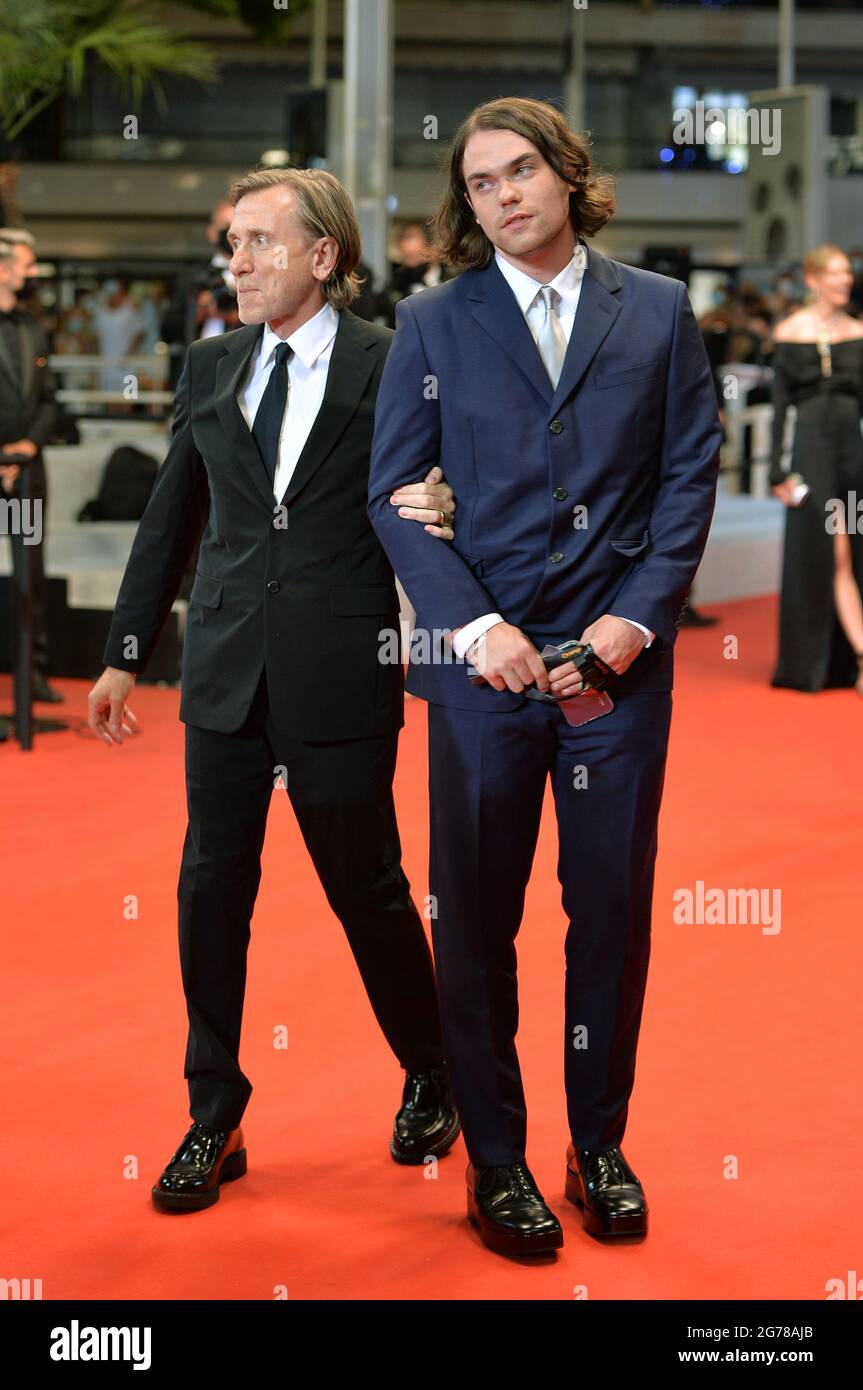 Cannes Frankreich Juli 2021 Tim Roth Und Sein Sohn Michael Cormac Roth Nehmen An Der Vorfuhrung Des Films Bergman Island Wahrend Der 74 Jahrlichen Filmfestspiele In Cannes Im Palais Des Festivals Teil