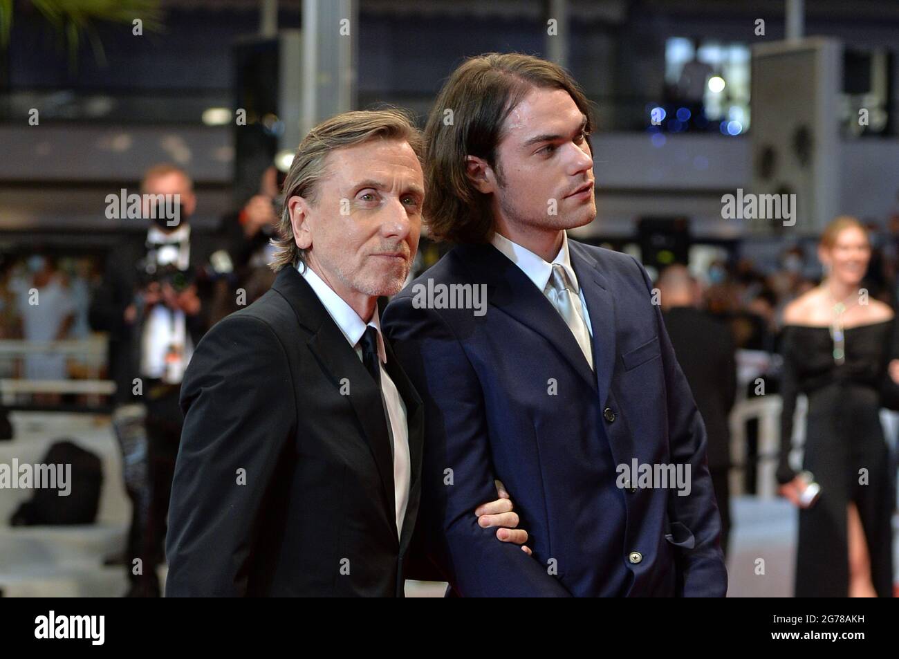 Cannes Frankreich Juli 2021 Tim Roth Und Sein Sohn Michael Cormac Roth Nehmen An Der Vorfuhrung Des Films Bergman Island Wahrend Der 74 Jahrlichen Filmfestspiele In Cannes Im Palais Des Festivals Teil