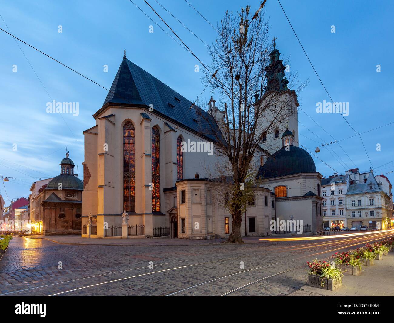 Katholische Kathedrale der Himmelfahrt der Jungfrau Maria bei Sonnenaufgang. Lviv. Ukraine. Stockfoto