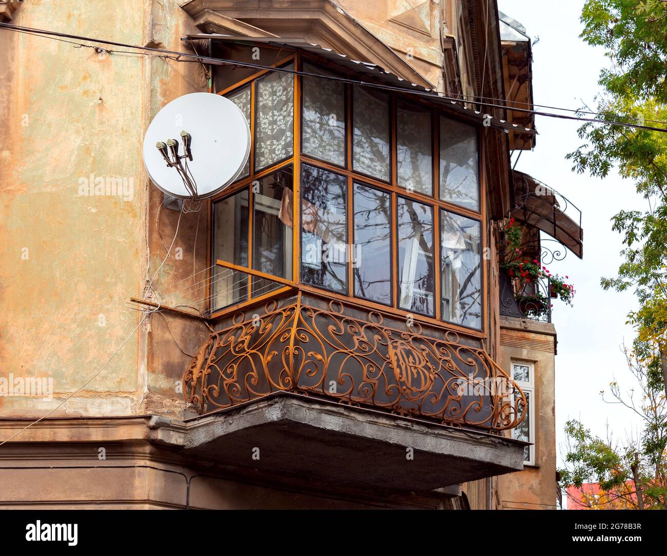 Traditioneller Balkon an der Fassade eines alten Hauses. Lviv. Ukraine. Stockfoto