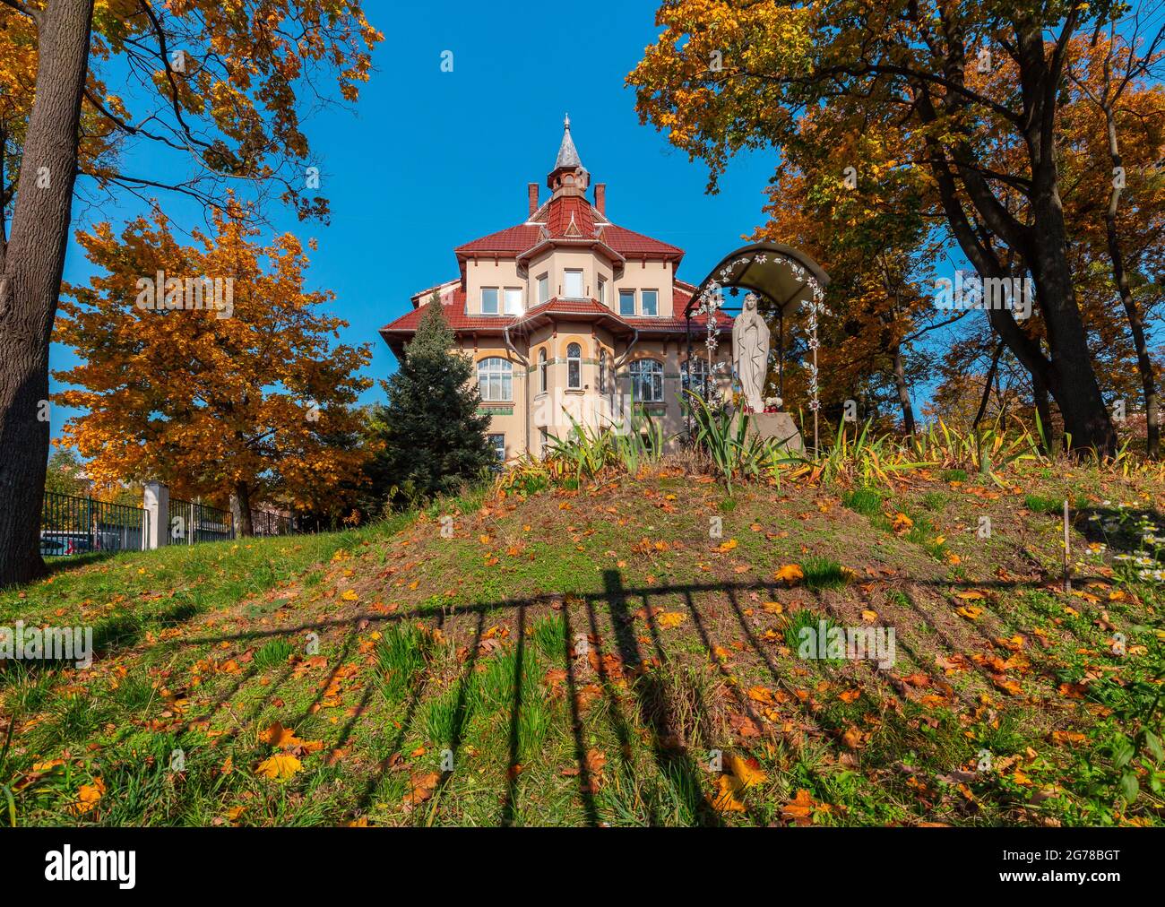 Alte traditionelle Häuser im historischen Teil der Stadt. Lviv. Ukraine. Stockfoto
