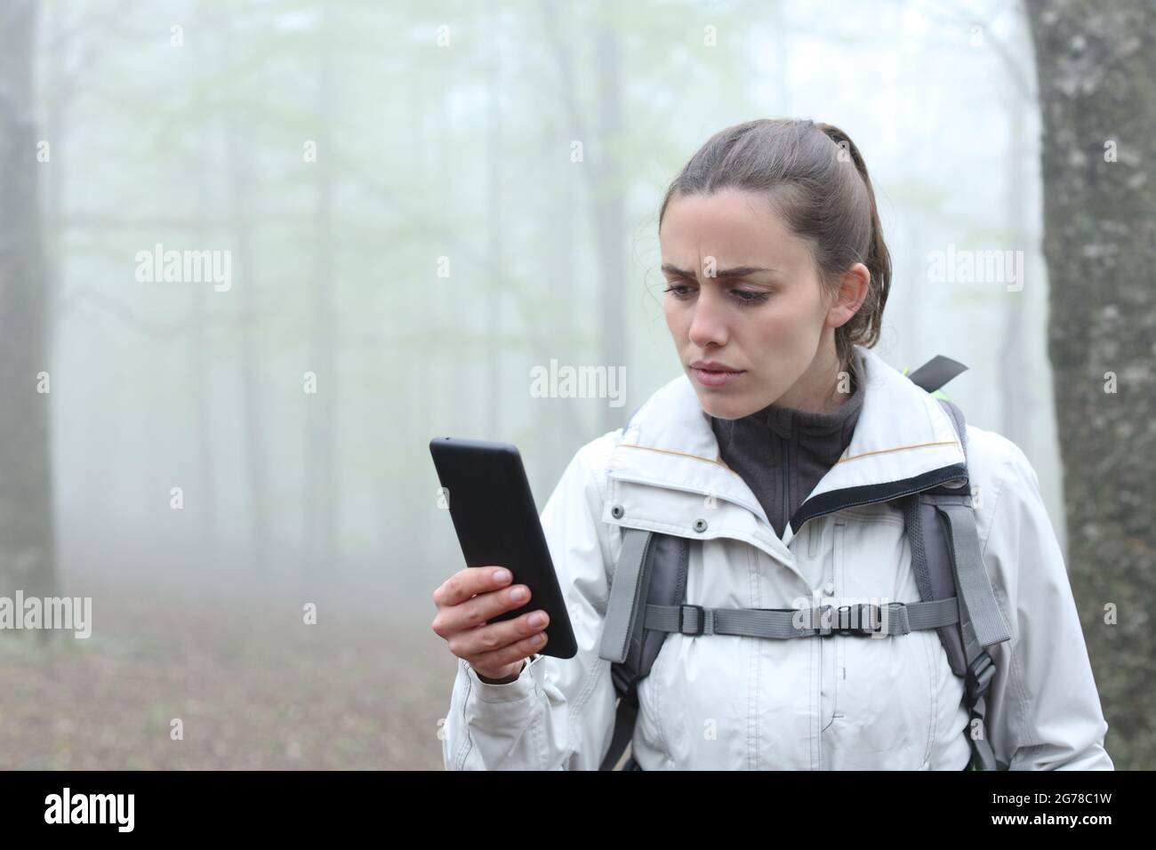 Verloren besorgt Trekker Überprüfung gps-Position auf Smartphone in der Natur Stockfoto