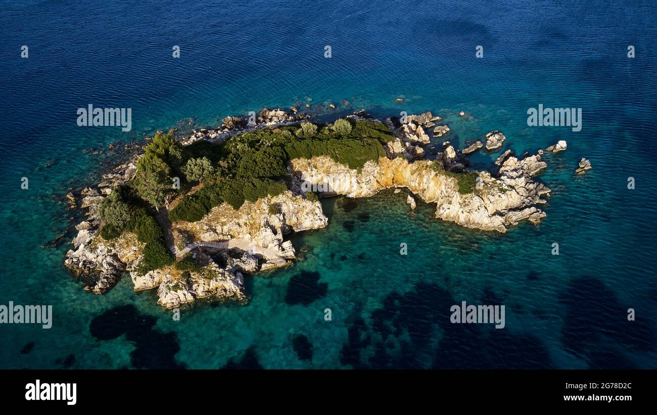 Ionische Inseln, Ithaca, Insel Odysseus, Nordostküste, Bucht von Marmakas, Insel Agios Nikolaos aus der Luft, blau-türkisgrünes Meer rund um die Insel, karibisches Flair, Insel überwuchert Stockfoto