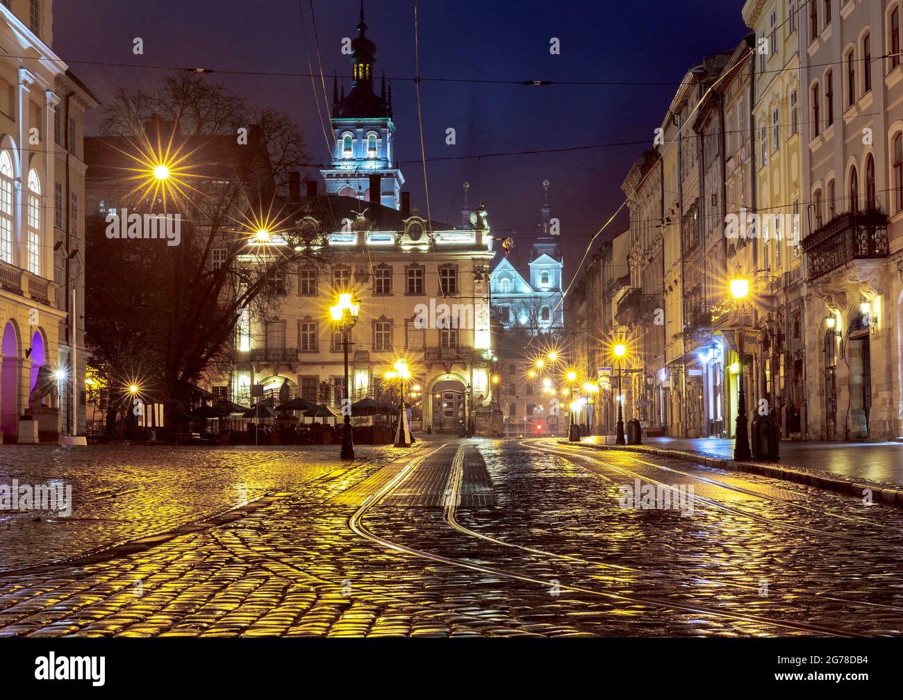 Alter mittelalterlicher Rathausplatz bei Nacht. Lviv. Ukraine. Stockfoto