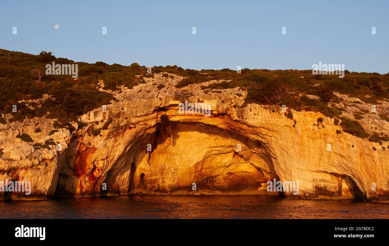 Ionische Inseln, Zakynthos, Nordostküste, Blaue Höhlen, Blaue Grotten, Morgenlicht, blauer Himmel, Mond oben links im Bild, große Grotte in der Mitte des Bildes Stockfoto