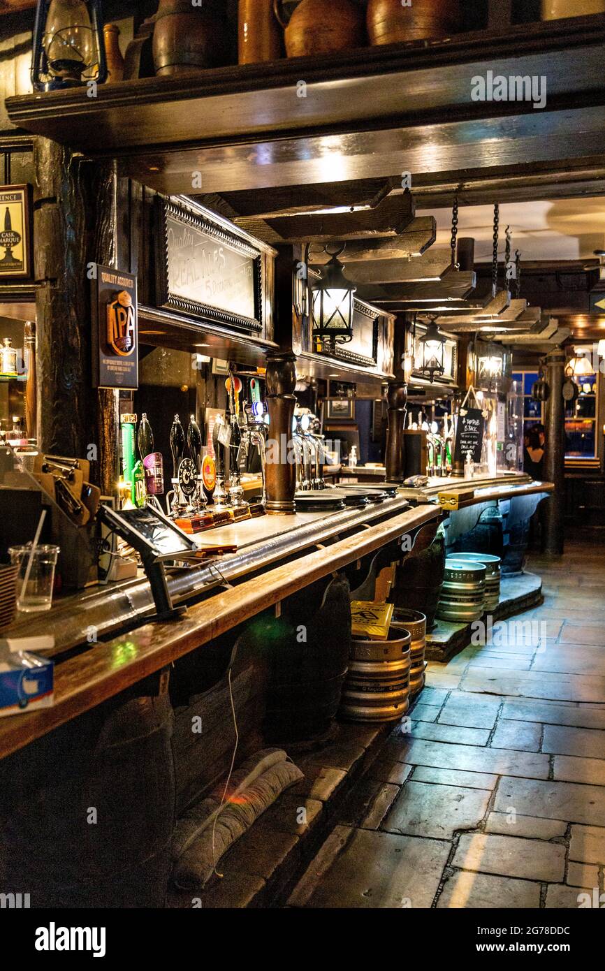 Hölzerne Innenausstattung des alten historischen Prospect of Whitby Pub in Wapping, London, Großbritannien Stockfoto