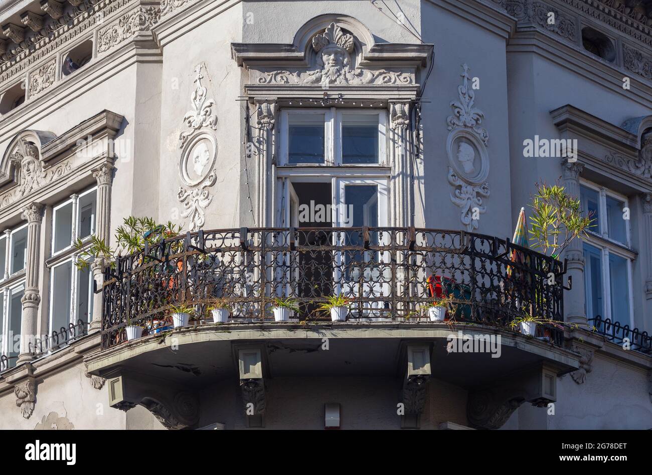 Traditionelle Steinbalkone auf alten Häusern im historischen Teil der Stadt. Lviv. Ukraine. Stockfoto