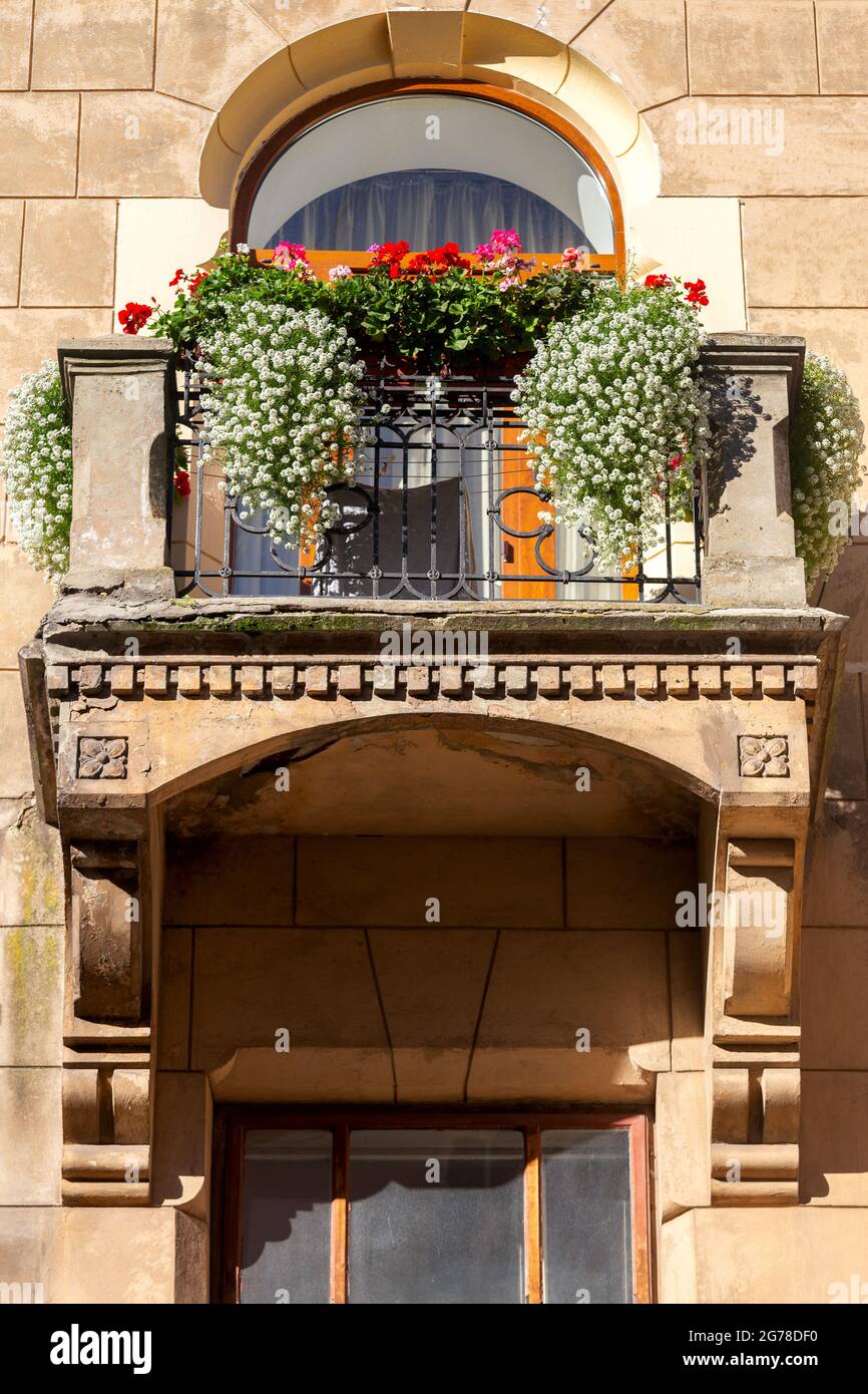 Traditionelle Steinbalkone auf alten Häusern im historischen Teil der Stadt. Lviv. Ukraine. Stockfoto