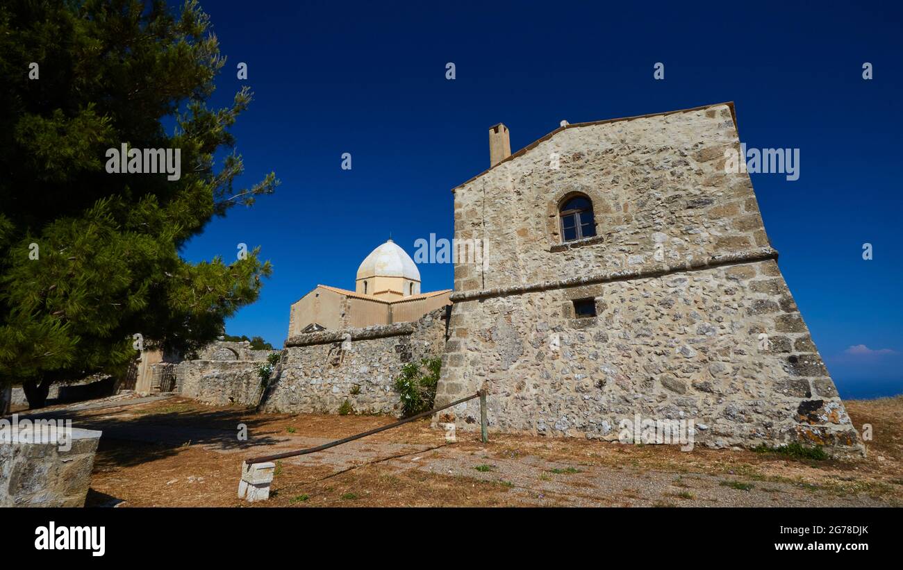 Ionische Inseln, Zakynthos, Berg bei Zakynthos Stadt, Monte Yves, Kloster auf dem Gipfel, Panagia Skopiotissa, 15. Jahrhundert n. Chr., steht auf Ruinen eines antiken Artemis-Tempels, dunkelblauer Himmel, Weitwinkelansicht, Baum links im Bild, Kirche mit Kuppel in der Mitte, Gemauertes Hauptgebäude mit Giegeldach und Kamin rechts im Bild Stockfoto