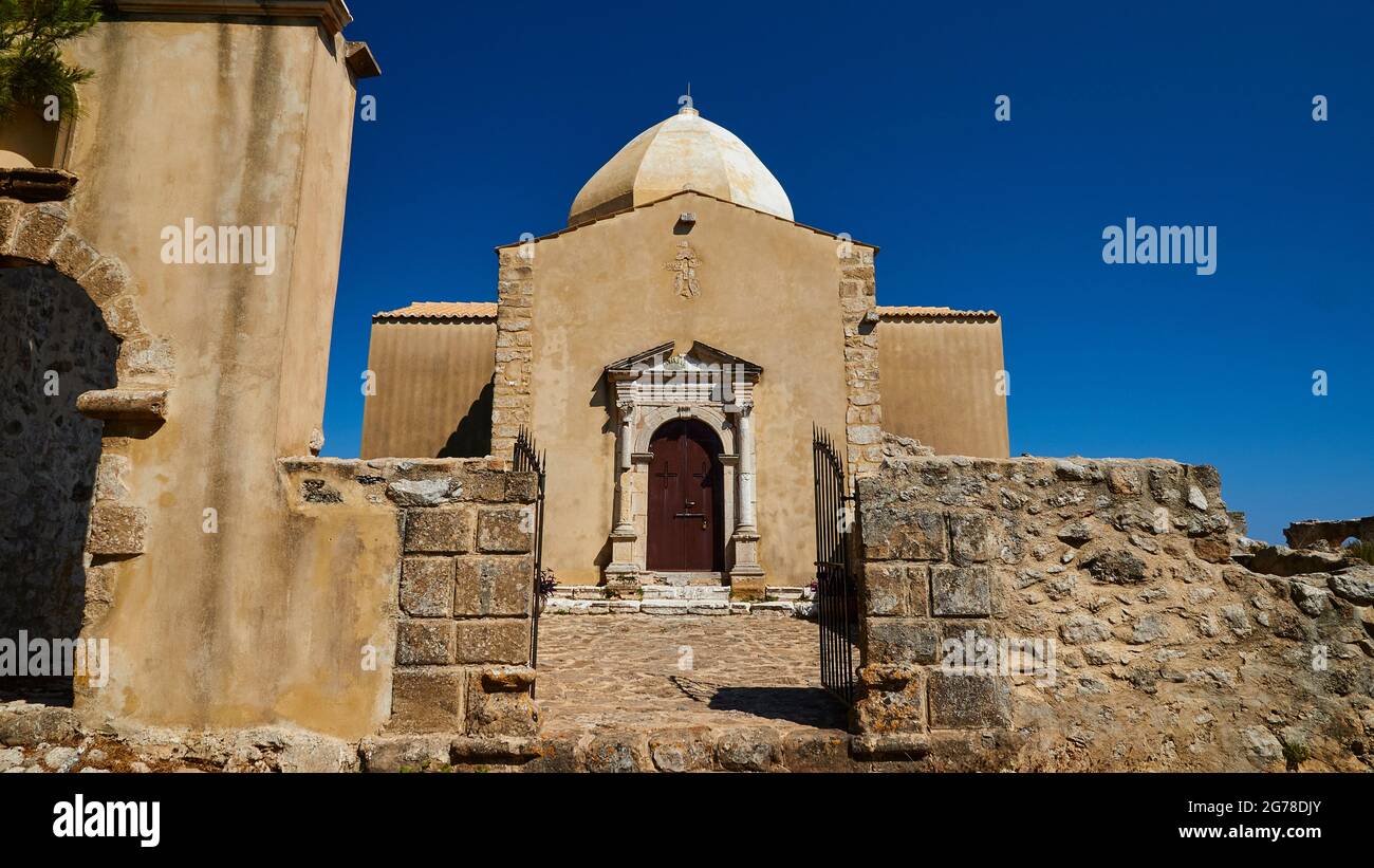 Ionische Inseln, Zakynthos, Berg in der Nähe von Zakynthos Stadt, Monte Yves, Kloster auf dem Gipfel, Panagia Skopiotissa, 15. Jahrhundert n. Chr., steht auf Ruinen eines antiken Artemis-Tempels, himmelblau, links in der Bildwand mit abgeschnittenem Rundbogen, In der Mitte befindet sich eine Kirche mit einem Gießportal, achteckiger Kuppel, Steinmauer im Vordergrund Stockfoto