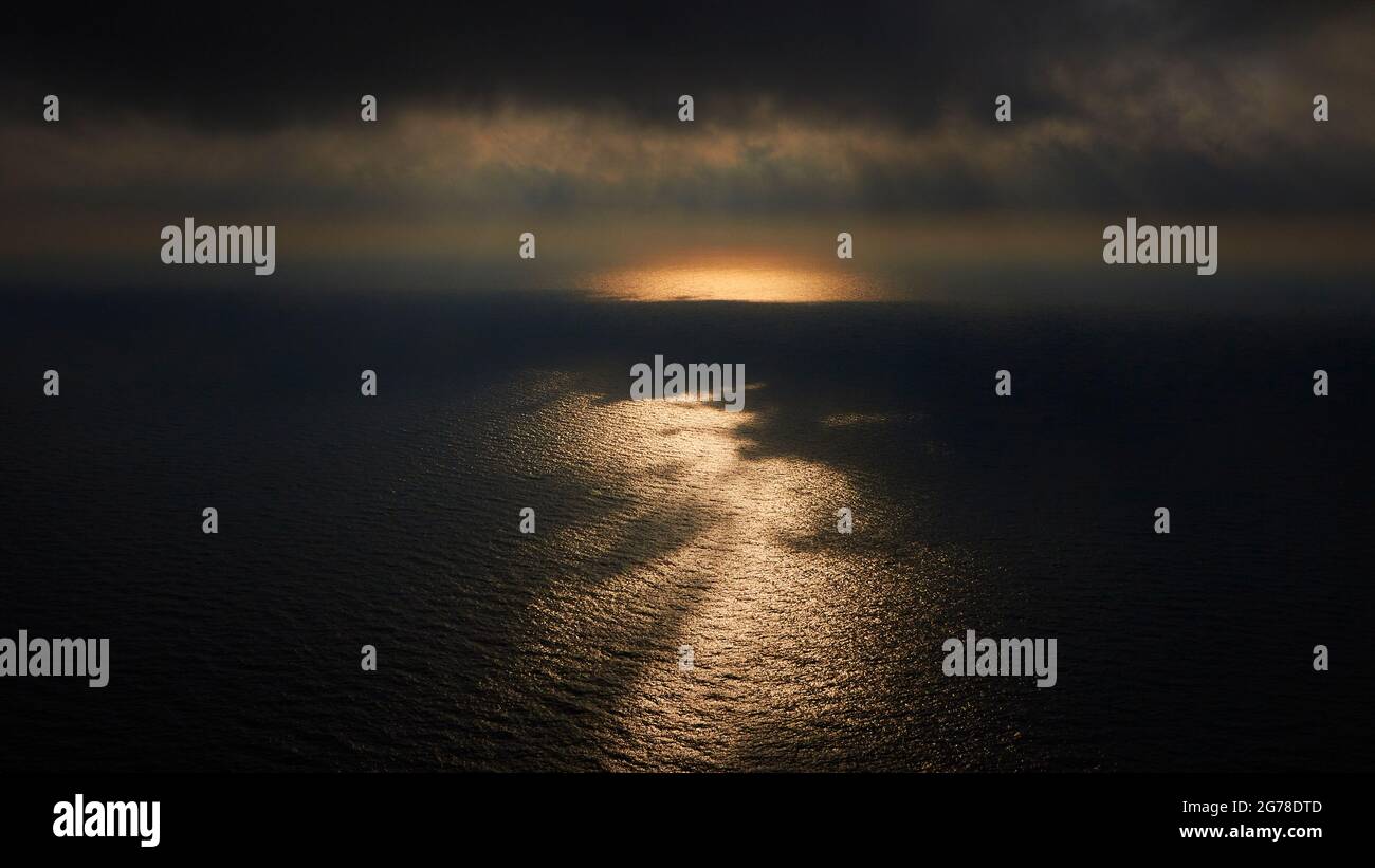 Zakynthos, Paralia Navagio, Shipwreck Beach, Sonnenuntergangsstimmung, Wolken am Himmel, Sonnenreflexe am Wasser, Himmel mit grauen und schwarzen Wolken Stockfoto