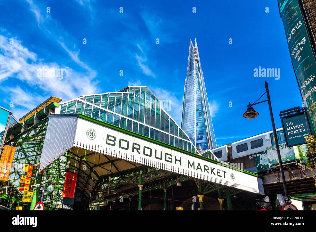 Dach des Borough Market mit dem Shard im Hintergrund, London, Großbritannien Stockfoto