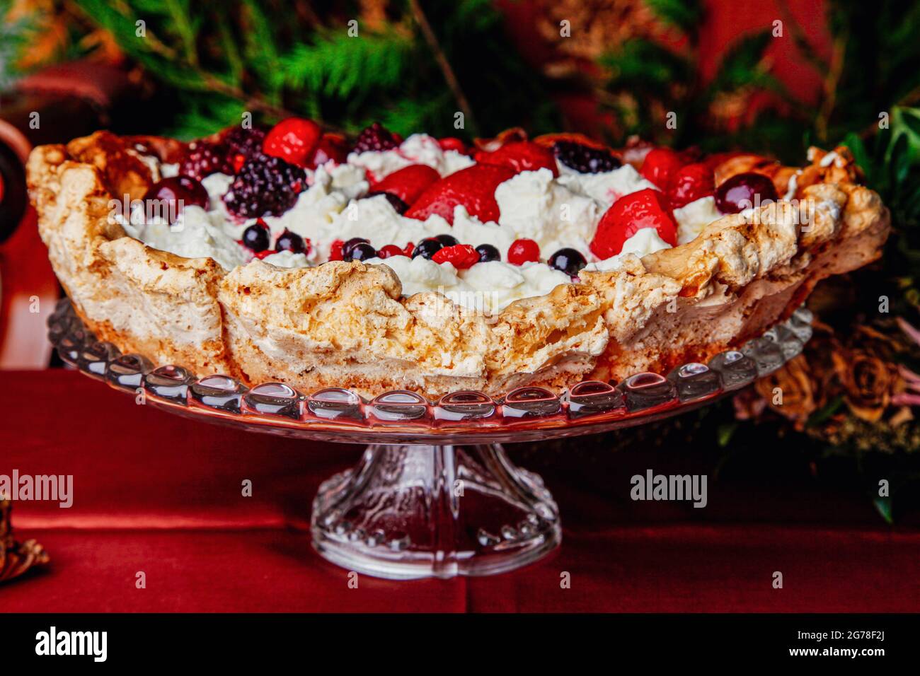 Pavlova, Nachtisch, Baiser, Mascarpone, Erdbeeren, Waldfrüchte Stockfoto