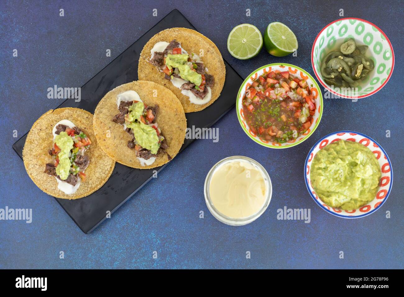 Mexikanische Tacos serviert und bereit zum Essen. Stockfoto
