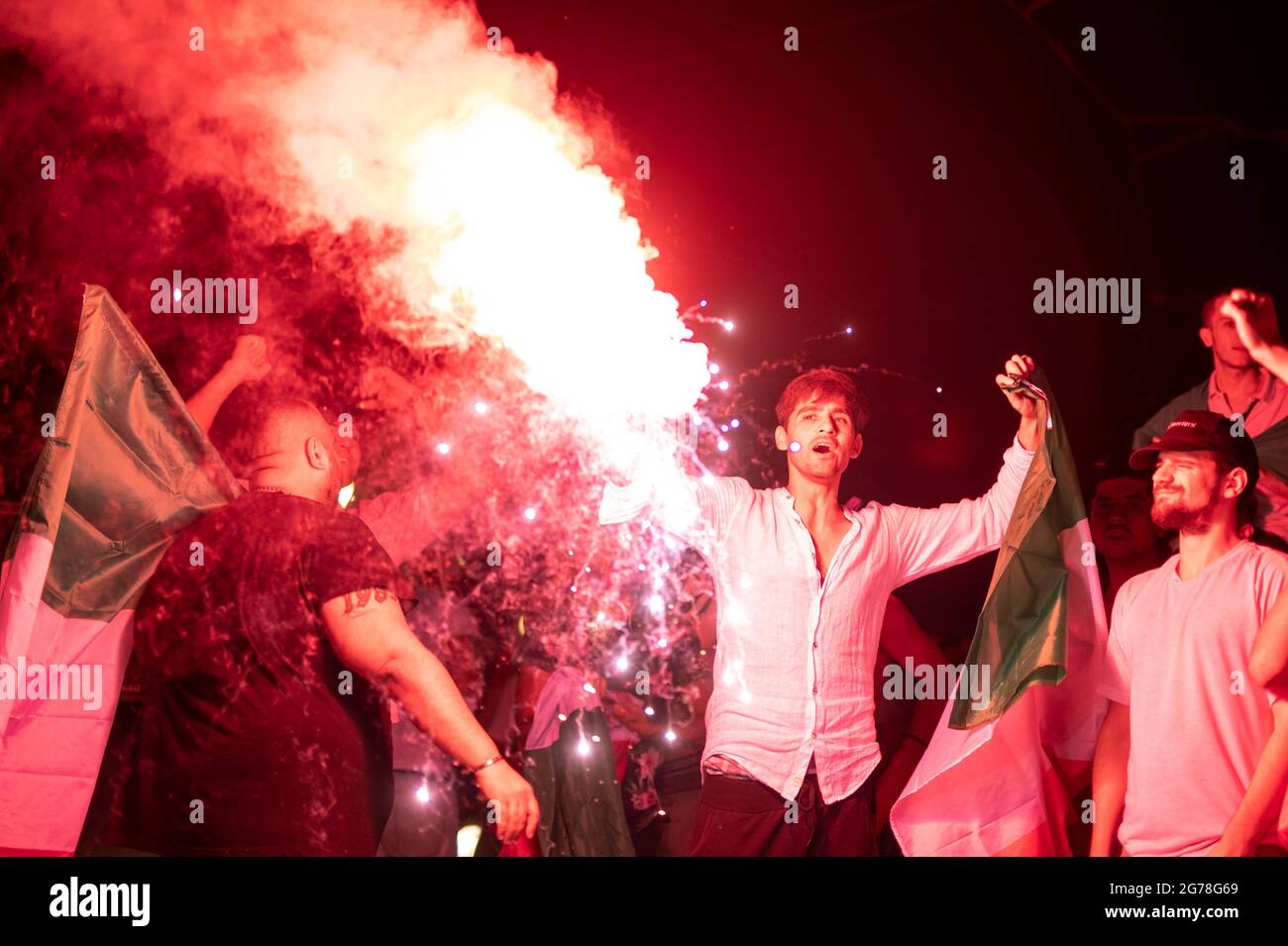 Turin, Italien. 12. Juli 2021. Die Fans der italienischen Fußballnationalmannschaft feiern, nachdem Italien England mit 4-3 Strafen geschlagen hatte, um das UEFA EURO 2020-Finale im Wembley-Stadion zwischen Italien und England zu gewinnen. Kredit: Nicolò Campo/Alamy Live Nachrichten Stockfoto