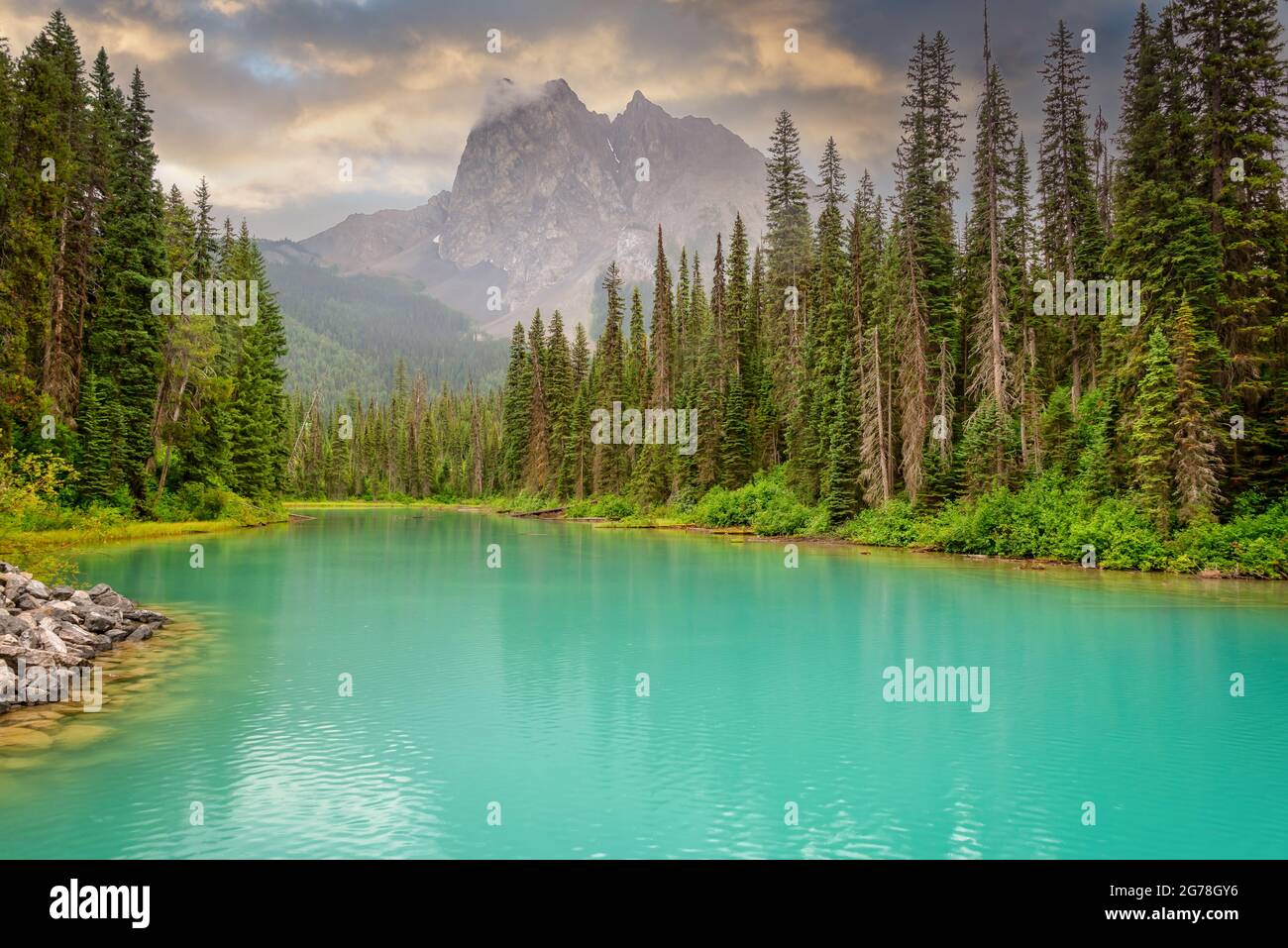 Emerald Lake in der Nähe von Golden im Yoho-Nationalpark in den kanadischen Rocky Mountains, British Columbia, Kanada Stockfoto