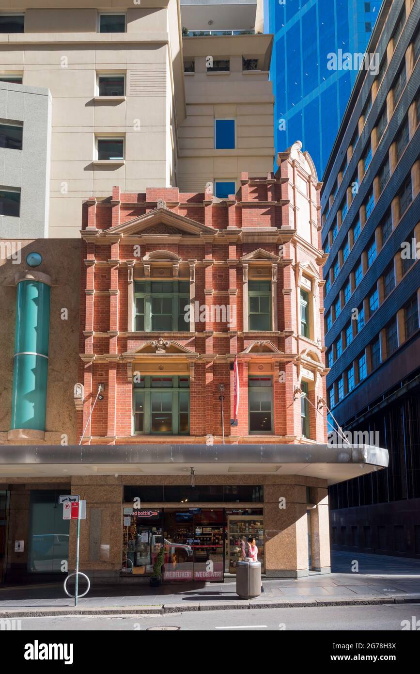 Ein Gebäude in der Pitt Street Sydney, New South Wales, Australien, in dem nur die Fassade oder die Schale des ursprünglichen Gebäudes vor dem neuen erhalten bleibt Stockfoto
