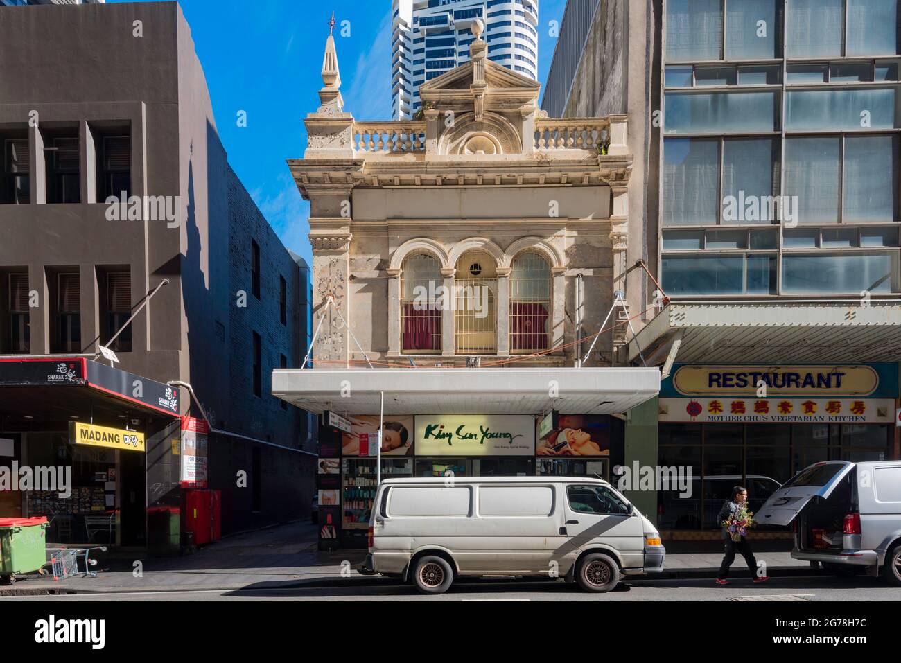 Ein kleines, zweistufig gestaltetes Geschäftsgebäude im späten viktorianischen Stil mit einem noch erhaltenen verzierten Finial und einer hohen, aufwendigen Brüstung in der Pitt Street, Sydney Stockfoto