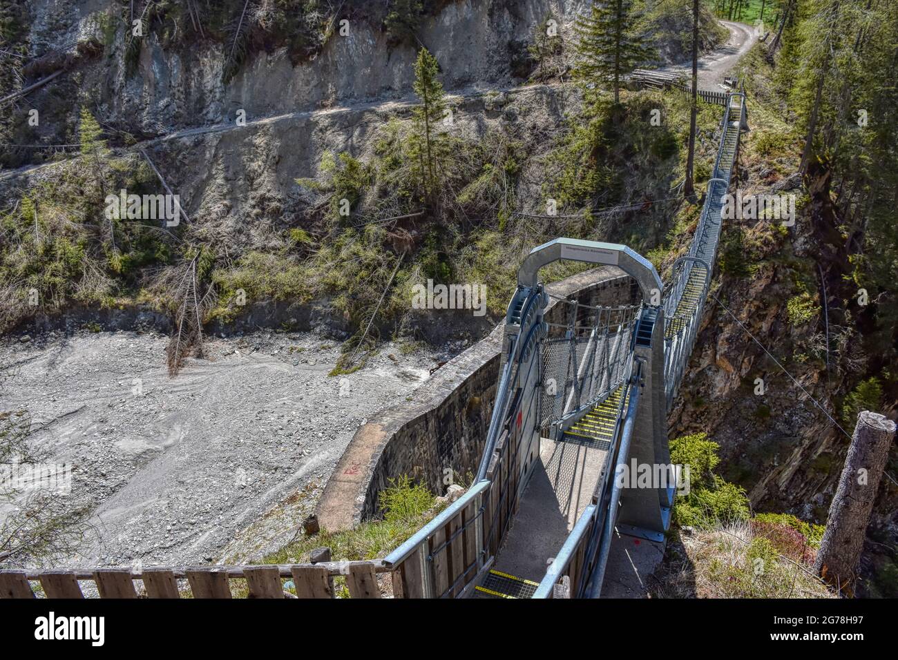 Brücke, Hängebrücke, Kals, Großglockner, Osttirol, Ködnitztal, Ködnitzbach, Spannweite, Tragseil, Schlucht, Schrauben, Stufen, wackelig, bewegen, Gelb Stockfoto