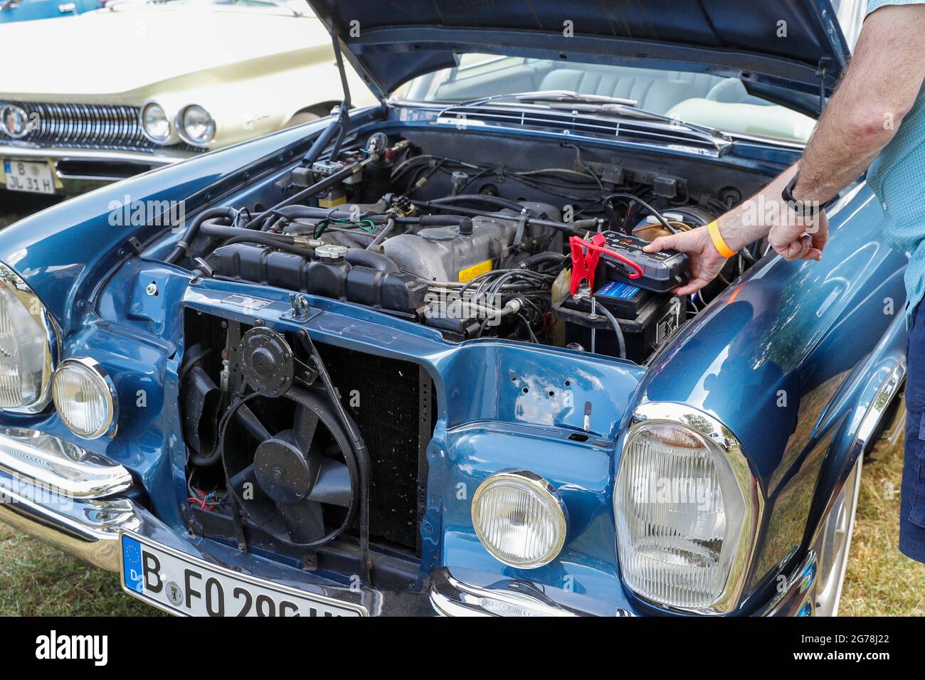 27. Juni 2021, Brandenburg, Königs Wusterhausen: Ein 1969 Mercedes-Benz W111/112 - 280 SE Coupé startet bei der Oldtimer-Parade 'Rummblubbern' in und um Königs Wusterhausen. Mehr als 400 amerikanische Fahrzeuge werden voraussichtlich an der zweistündigen Autokolonne teilnehmen. Die Strecke der Autokolonne wird rund 40 Kilometer lang sein. Foto: Gerald Matzka/dpa-Zentralbild/ZB Stockfoto