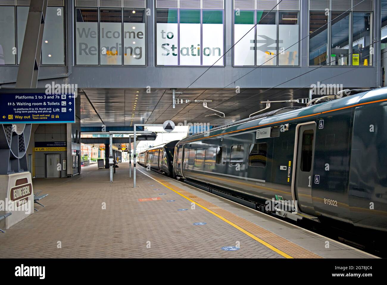 Der Intercity Express-Zug der British Rail-Klasse 800 hält am Bahnhof Reading inne Stockfoto