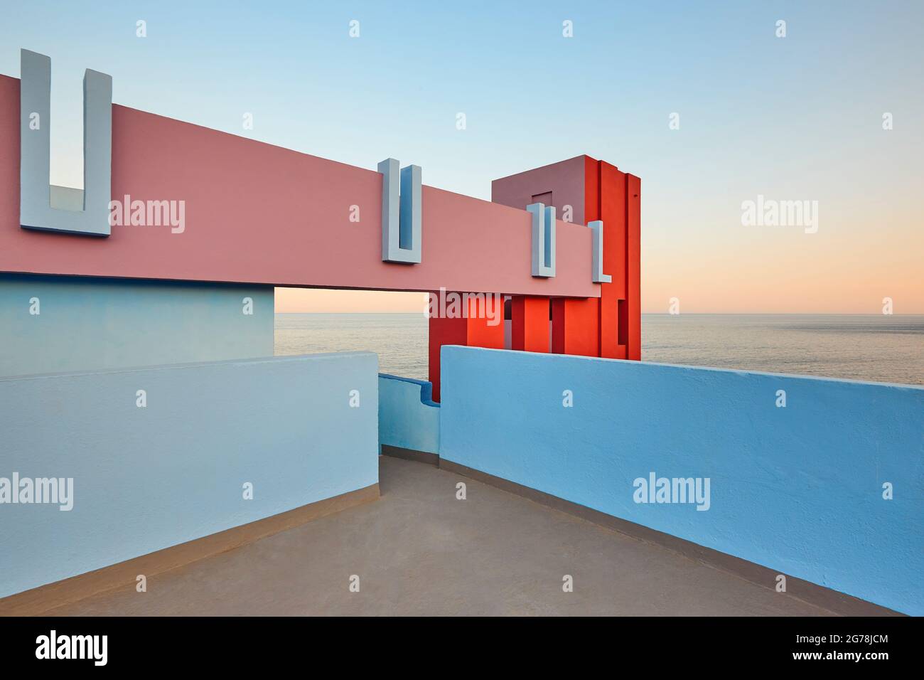 Geometrisch farbiger Gebäudeentwurf. Die rote Mauer, La manzanera. Calpe, Spanien Stockfoto