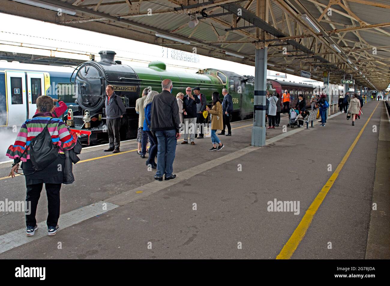 Erhaltene Dampflokomotive der Baureihe B1 61306 'Mayflower' im Hafen von Portsmouth mit Charterzug Stockfoto