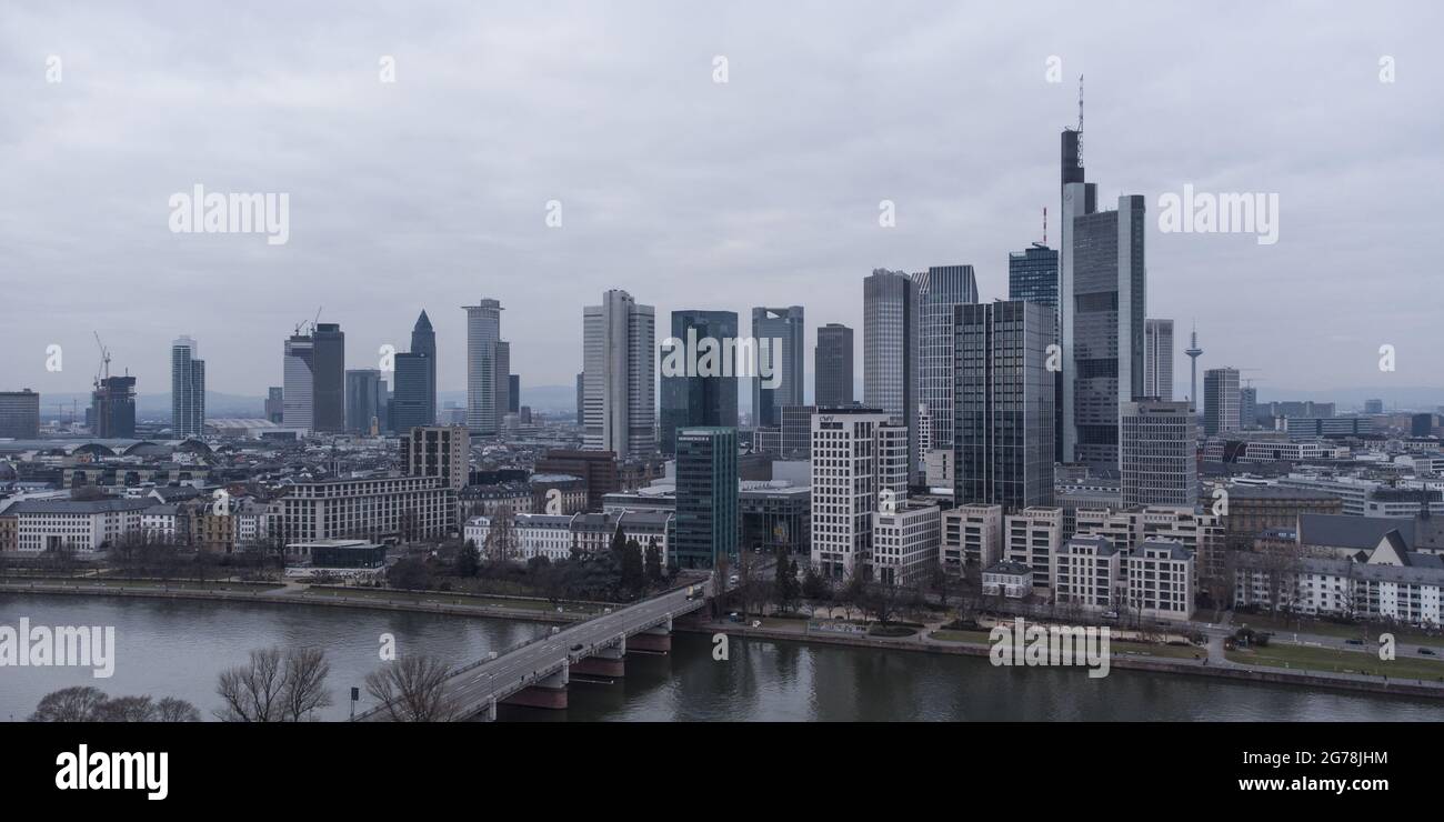 Die Wolkenkratzer im Finanzviertel von Frankfurt - Reisefotografie Stockfoto