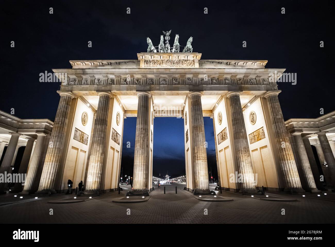 Berühmtes Brandenburger Tor in Berlin bei Nacht - Reisefotografie Stockfoto