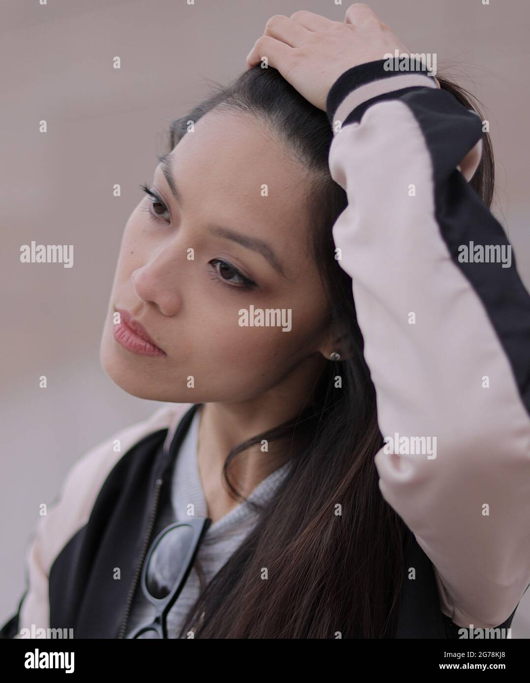 Junge asiatische Frau in einer Stadt - Menschen Fotografie Stockfoto