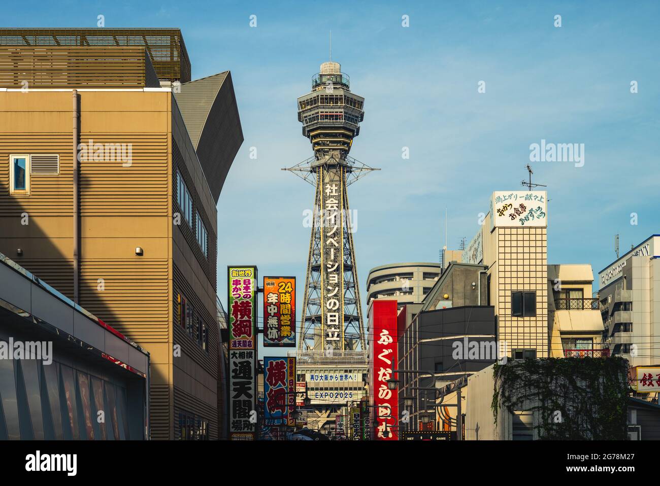 21. November 2018: Shinsekai und Tsutenkaku Tower in osaka, japan. Shinsekai ist ein Retro-Downtown, das 1912 mit New York als Vorbild für seine Sout geschaffen wurde Stockfoto