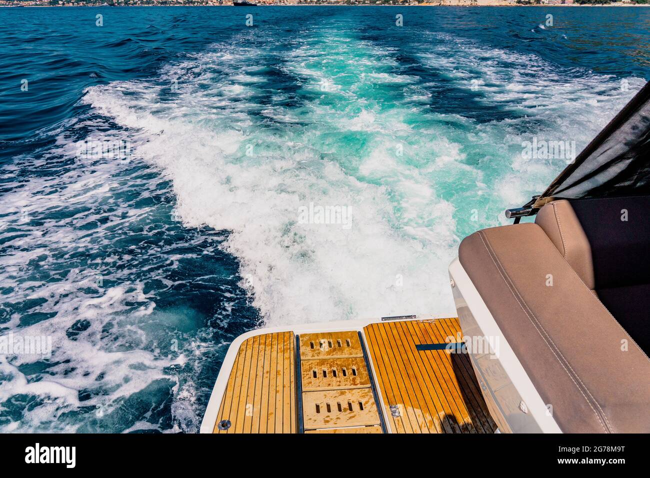 Luxus-Motoryacht im azurblauen Mittelmeer bei voller Geschwindigkeit.teure Yacht. Hochwertige Fotos Stockfoto