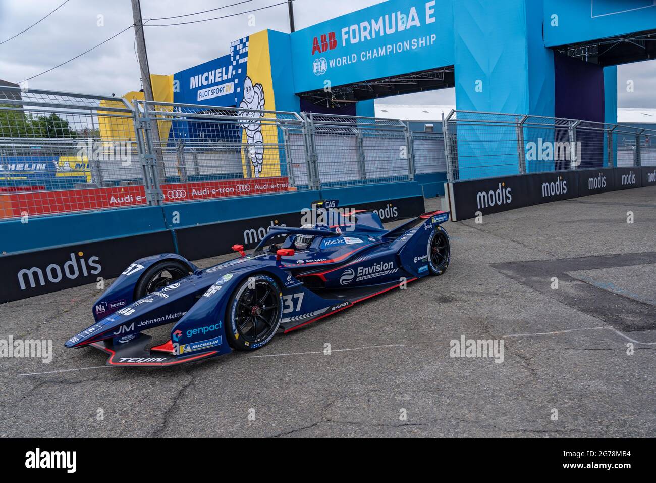 Nick Cassidy (Auto-Nr. 37) von Envision Virgin Racing fährt auf der Boxengasse während der ABB FIA Formula E Championship, New York City E-Prix Runde 10 im Brooklyn-Bezirk von New York City. (Foto von Ron Adar / SOPA Images/Sipa USA) Stockfoto