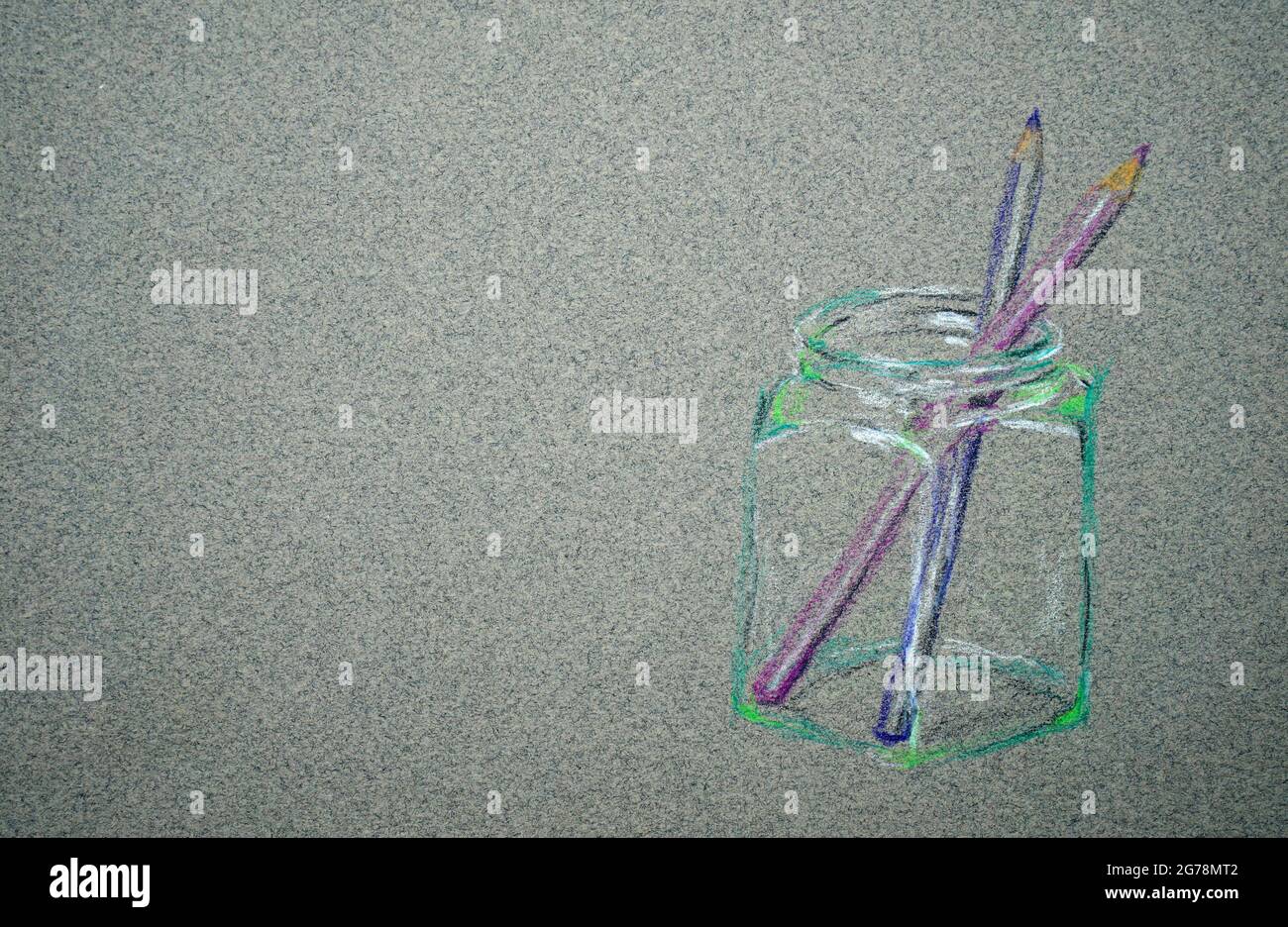 Zeichnung von Glasgefäß und Buntstiften auf strukturiertem Papier mit Kopieplatz links. Stockfoto