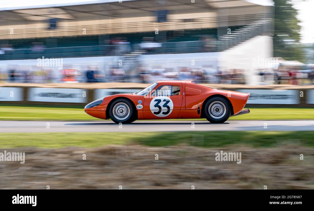 1964 Porsche 904 Carrera GTS wird am 9. Juli 2021 von Philip Basil, Goodwood Festival of Speed im Goodwood House, West Sussex, angesteuert. Foto von Phil Hutchinson. Nur zur redaktionellen Verwendung, Lizenz für kommerzielle Nutzung erforderlich. Keine Verwendung bei Wetten, Spielen oder Veröffentlichungen einzelner Clubs/Vereine/Spieler. Stockfoto