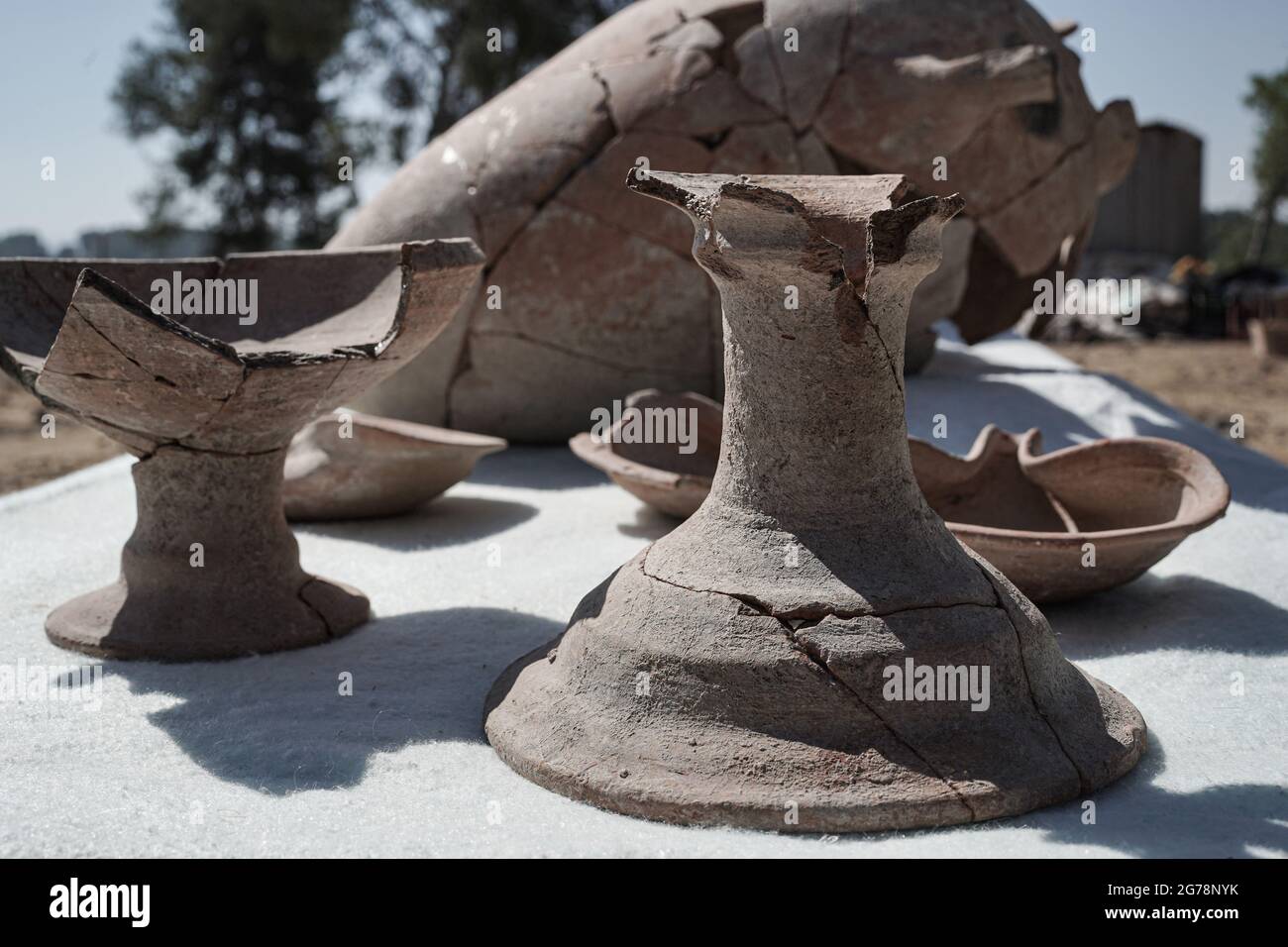 Khirbet a Rai, Israel. Juli 2021. Artefakte, die an der Stelle von Khirbet a Rai in den Ausläufern Judaas ausgestellt wurden und zuvor aus den Tagen König Davids als biblische Philisterstadt Ziklag identifiziert wurden, Der Ort, an dem David Zuflucht fand, als er vor König Saul floh und von hier aus nach Hebron ging, um zum König gesalbt zu werden. Eine beispiellose Aufschrift mit proto-kanaanäischer Schriftfarbe auf einem entdeckten Töpfergefäß trägt den Namen Jerubbaal, den Namen des Richters Gideon Ben Yoash aus dem Buch der Richter. Die Ergebnisse der Ausgrabungen der Hebräischen Universität von Jerusalem, der Israel A Stockfoto