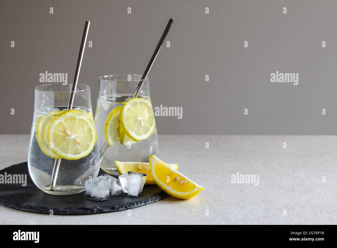 Kalte Getränke in kleinen Flaschen. Kirschen und Zitronenlimonade oder Cocktail. Stockfoto