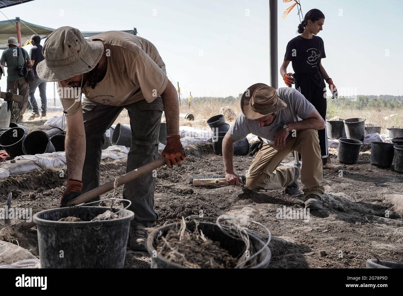 Khirbet a Rai, Israel. Juli 2021. Archäologen und Freiwillige graben an der Stelle von Khirbet a Rai in den jüdischen Ausläufern aus, die aus den Tagen König Davids als biblische Philisterstadt Ziklag identifiziert wurde, Der Ort, an dem David Zuflucht fand, als er vor König Saul floh und von hier aus nach Hebron ging, um zum König gesalbt zu werden. Eine beispiellose Aufschrift mit proto-kanaanäischer Schriftfarbe auf einem entdeckten Töpfergefäß trägt den Namen Jerubbaal, den Namen des Richters Gideon Ben Yoash aus dem Buch der Richter. Die Ergebnisse der Ausgrabungen der Hebrew University of Jeru Stockfoto