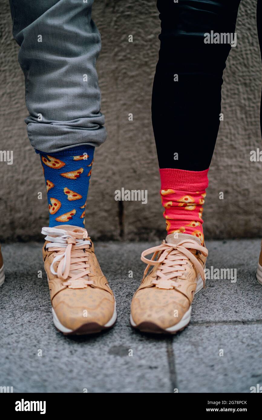 Paar mit bunten Socken, Detail Stockfoto