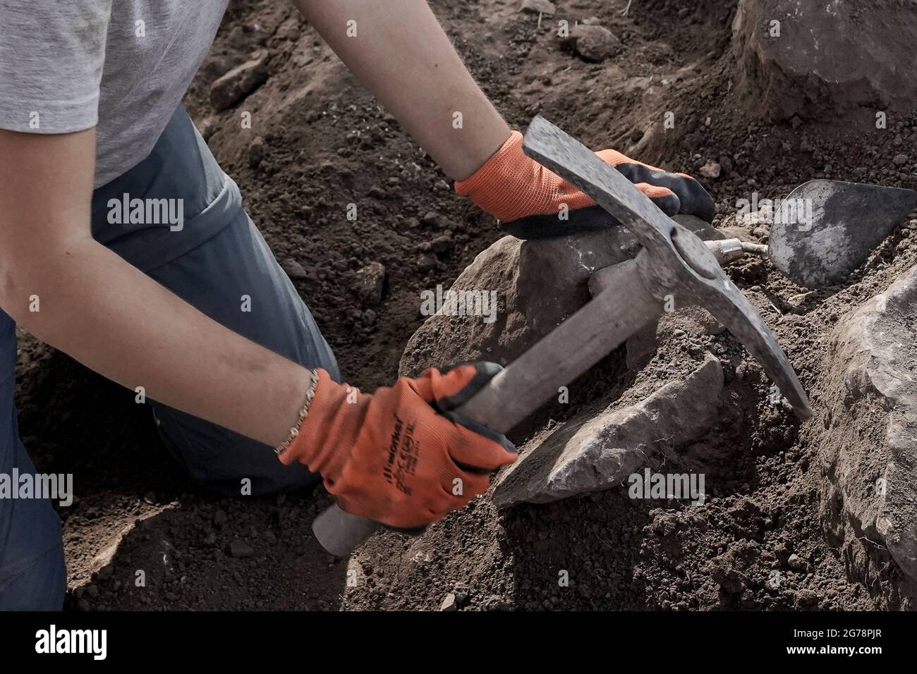 Khirbet a Rai, Israel. Juli 2021. Archäologen und Freiwillige graben an der Stelle von Khirbet a Rai in den jüdischen Ausläufern aus, die aus den Tagen König Davids als biblische Philisterstadt Ziklag identifiziert wurde, Der Ort, an dem David Zuflucht fand, als er vor König Saul floh und von hier aus nach Hebron ging, um zum König gesalbt zu werden. Eine beispiellose Aufschrift mit proto-kanaanäischer Schriftfarbe auf einem entdeckten Töpfergefäß trägt den Namen Jerubbaal, den Namen des Richters Gideon Ben Yoash aus dem Buch der Richter. Die Ergebnisse der Ausgrabungen der Hebrew University of Jeru Stockfoto
