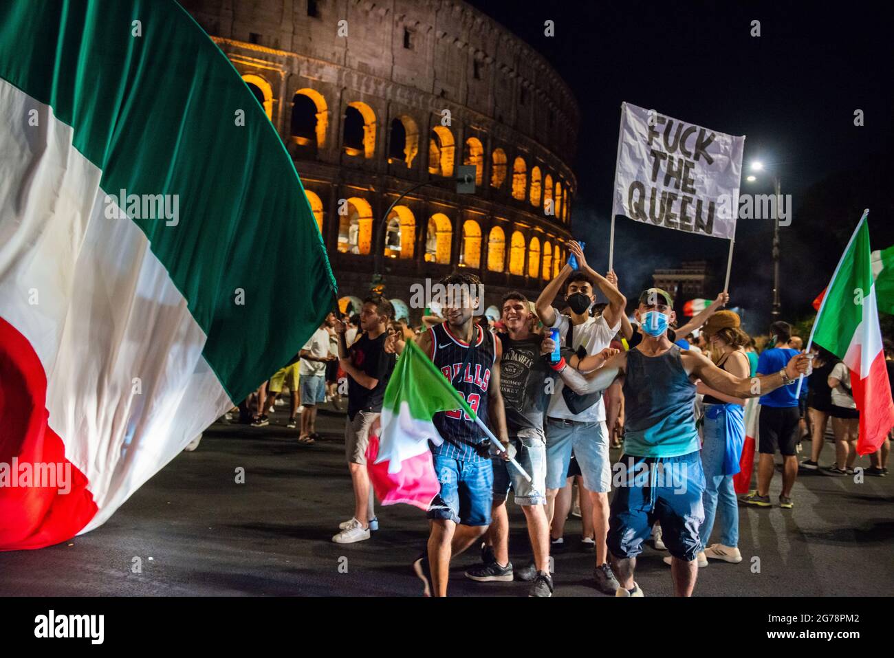 Rom, Italien 12/07/2021: In der Innenstadt Roms brachen Tausende von Menschen auf den Straßen aus, nachdem Italien England geschlagen hatte, um die Fußball-Europameisterschaft im Wemble-Stadion in London zu gewinnen. © Andrea Sabbadini Stockfoto
